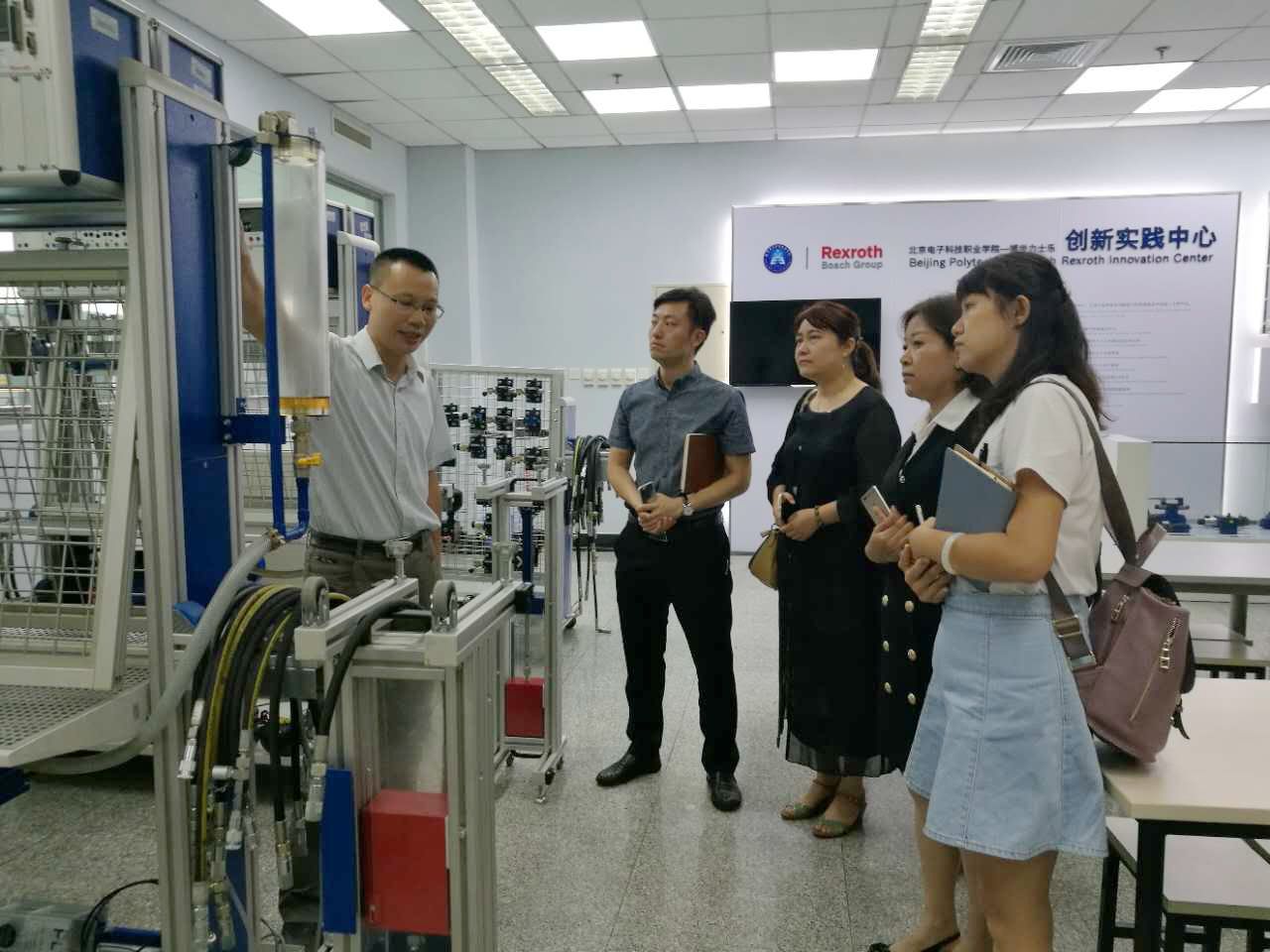 參觀2.jpg 參觀2.jpg