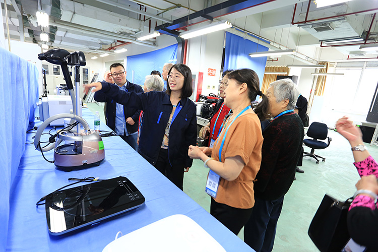 參觀2.JPG 參觀2.JPG